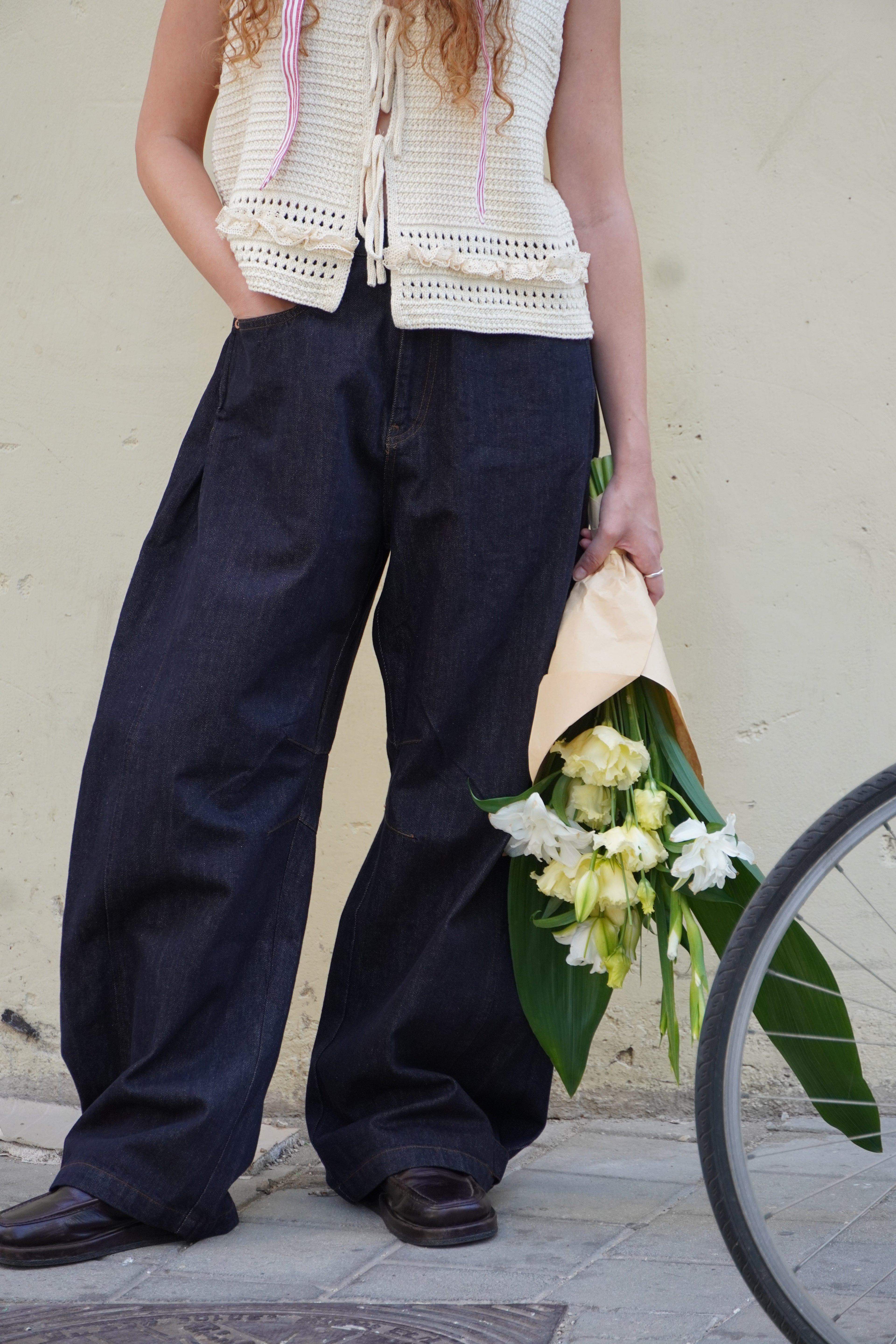 Model wearing dark blue barrel jeans